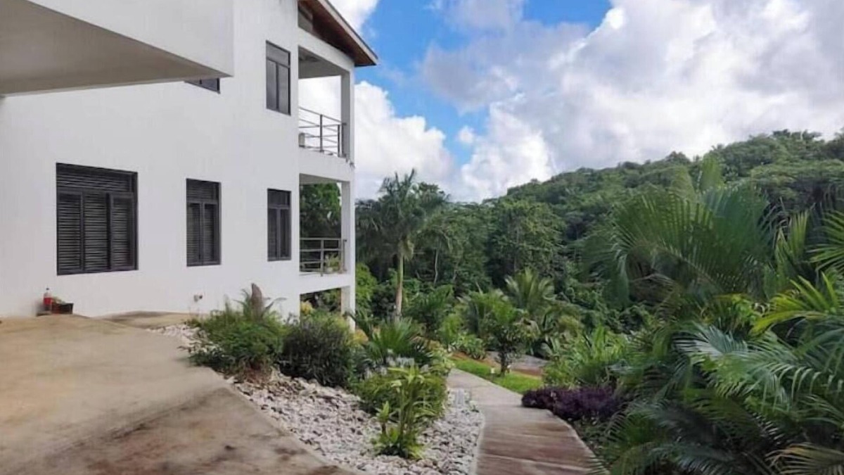 Ocho Rios Apartment | Relax and Reconnect: A peaceful holiday home nestled in lush green surroundings.