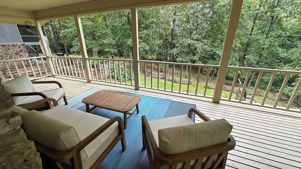 Edgemont House | Relax and Refresh right on the lake!
