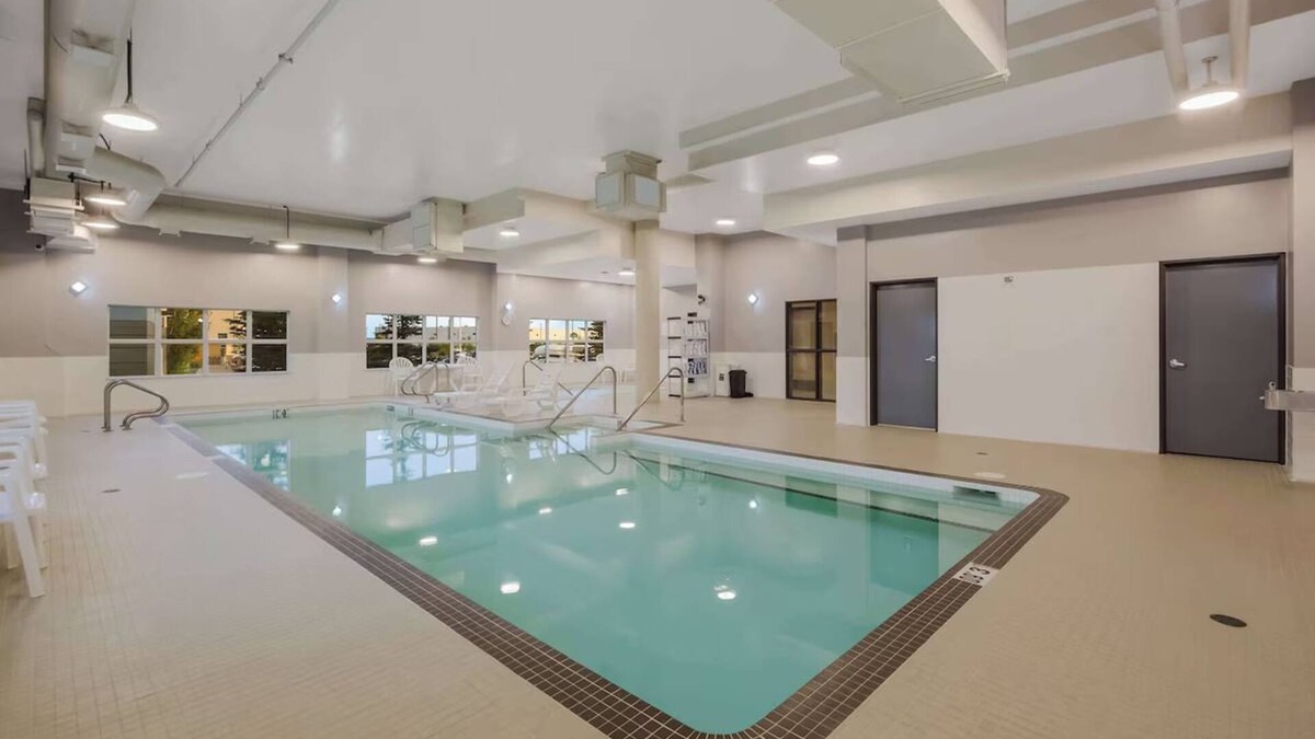 Calgary Hotel | Relax and Unwind in Affordable Room with Swimming Pool and Free Shuttle