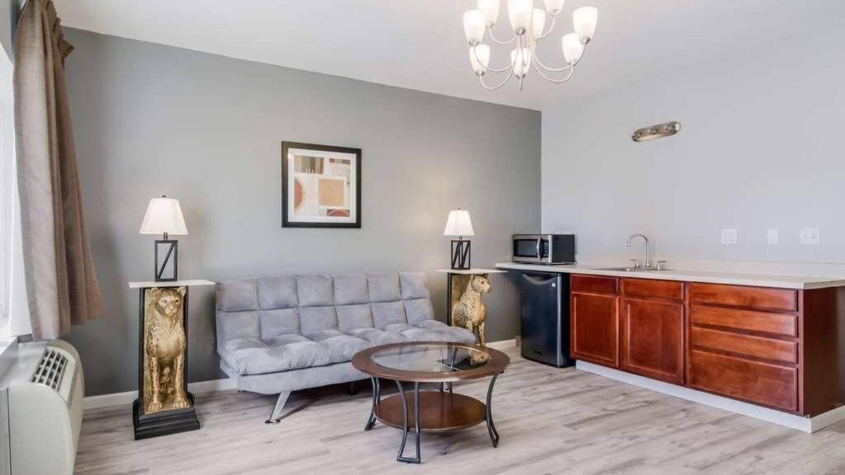 Aberdeen Hotel | Relax and Unwind in GuestHouse Montesano! Free Parking, Pet-friendly Property