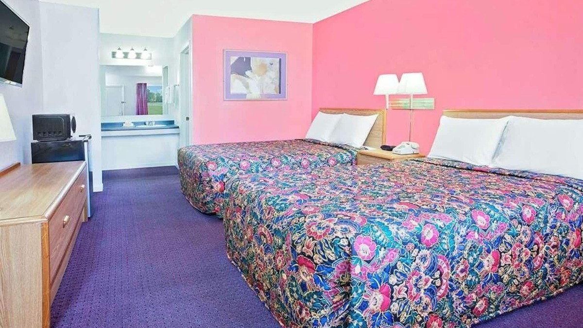 Muskogee Hotel | Relax and Unwind in Knights Inn Muskogee! 2 Comfortable Units, Free Parking
