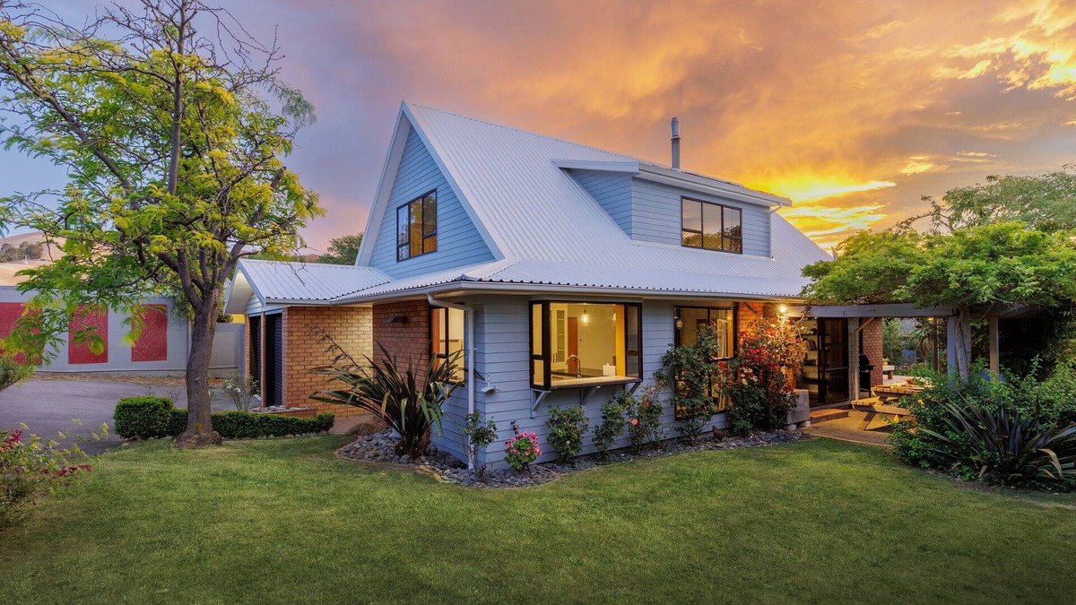Blenheim House | Relax and unwind in your home away from home in a large private home