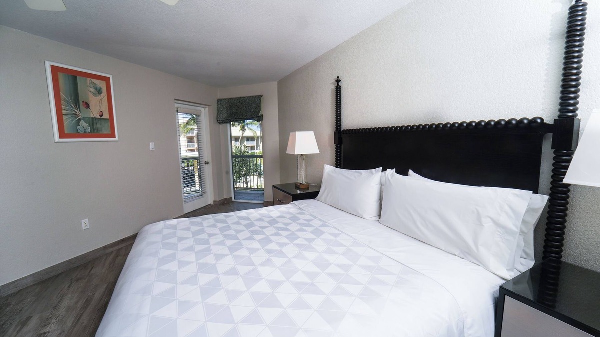 Crystal Harbour Apartment | Relax and Unwind! Outdoor Pool, Free Breakfast and Parking, Pet-friendly!