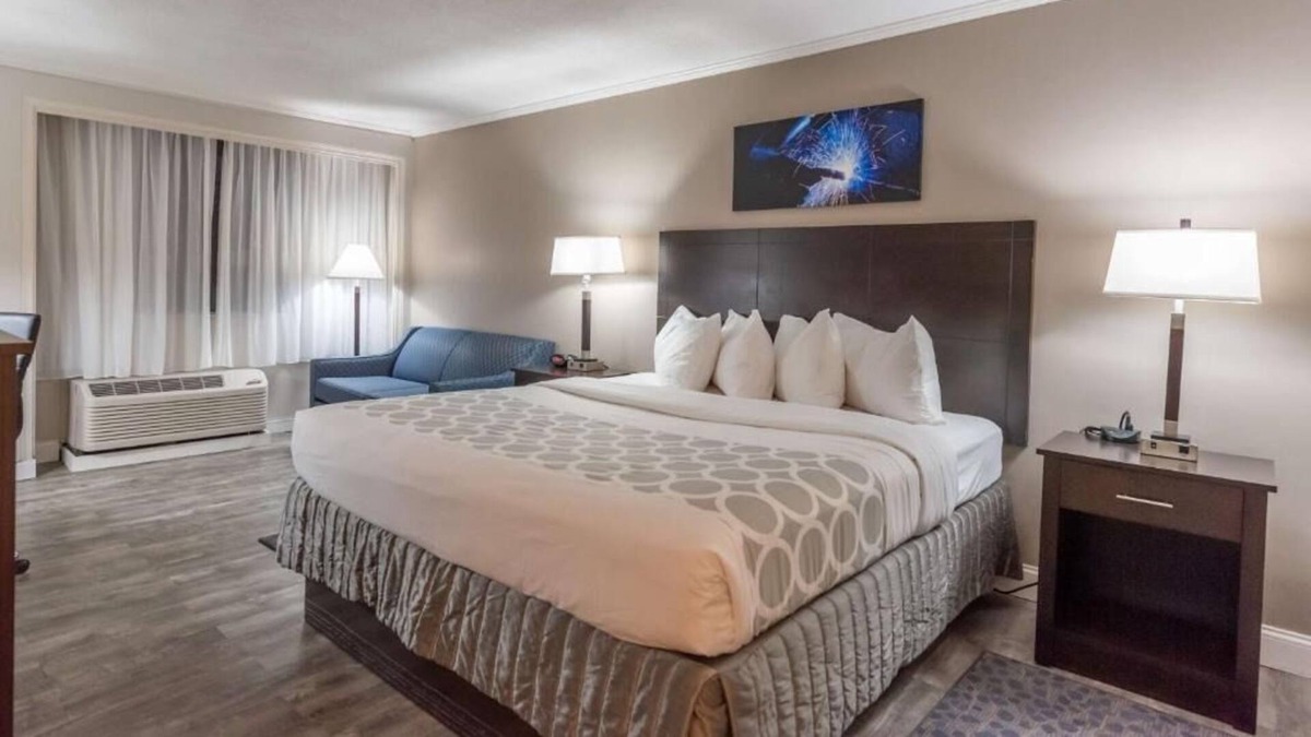 Bethlehem House | Relax and Unwind! Pet-Friendly Property, Onsite Pool, Free Breakfast!