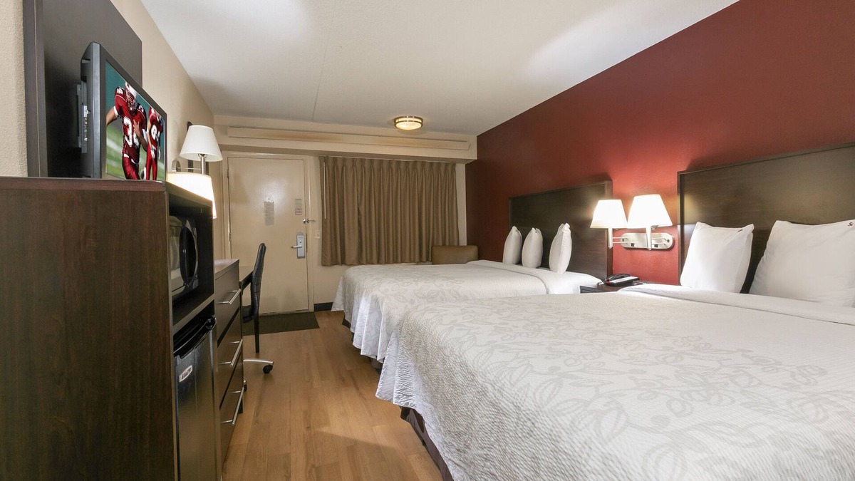 Secaucus House | Relax and Unwind! Pets Allowed, Free Parking, Short Drive to MetLife Stadium