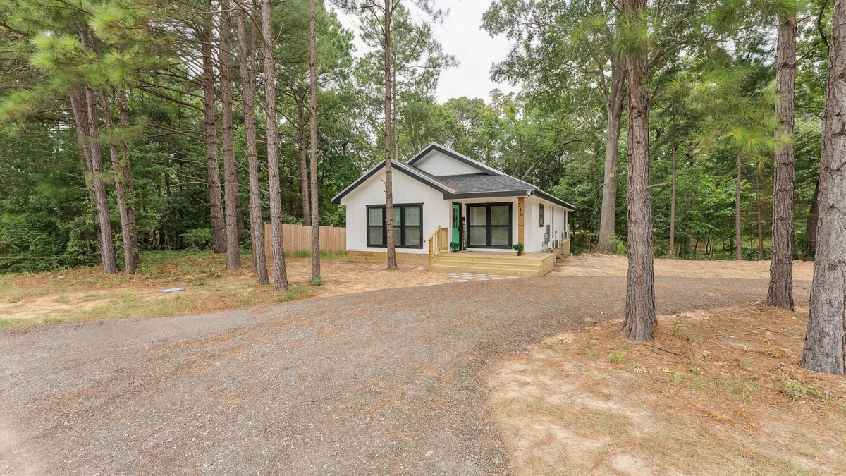 Quitman House | Relax and Unwind, Serene 3BR Retreat - Creek Views & World-Class Fishing Nearby