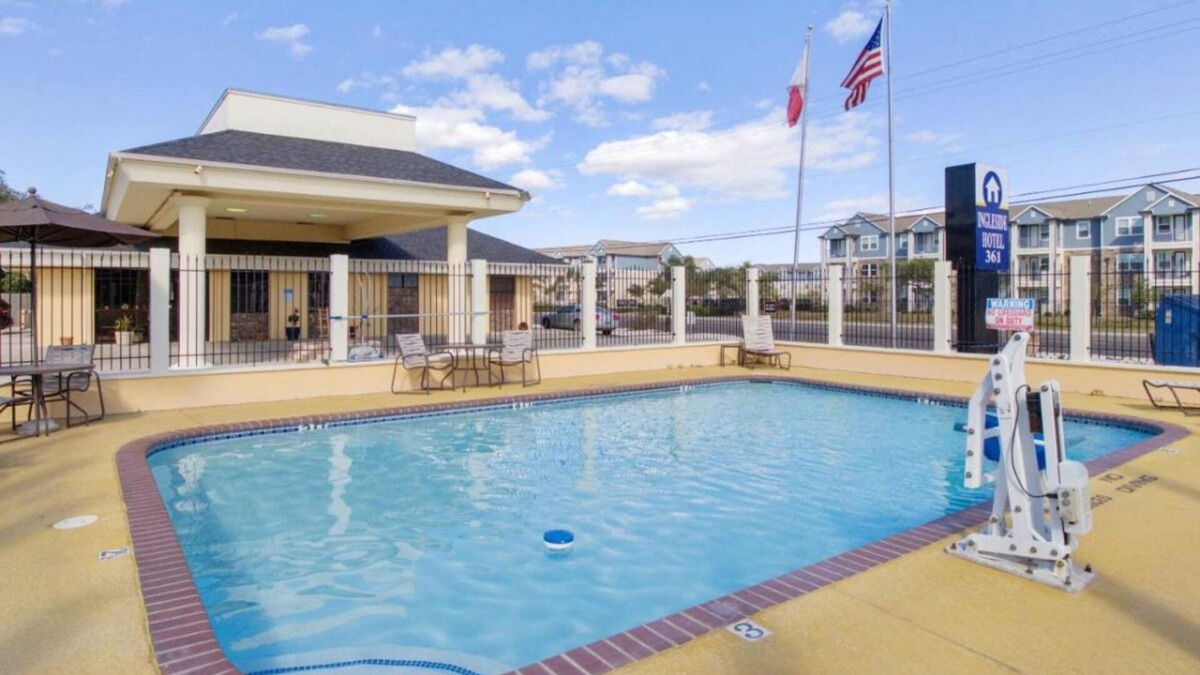 Ingleside House | Relax and Unwind! Swimming Pool, Free Parking, Free Breakfast!