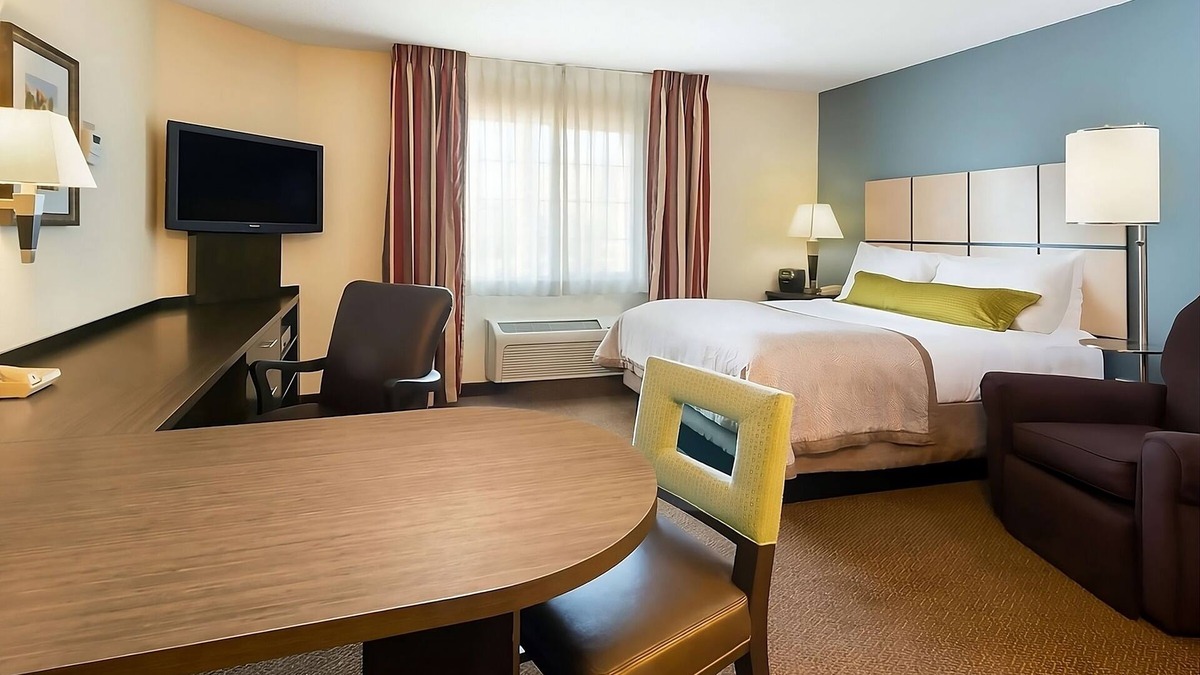 Mount Laurel Hotel | Relax and Recharge! Free Parking, Pets Allowed, Near Lincoln Financial Field