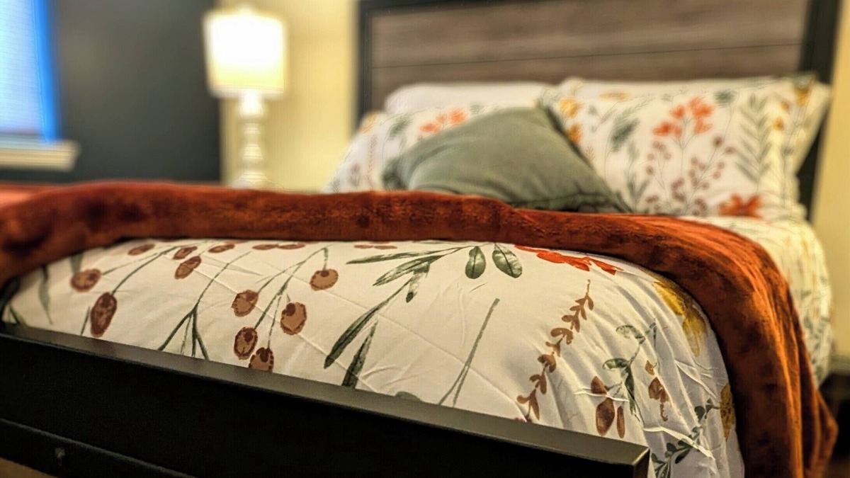 Cumberland Apartment | Relax at a Rustic Oasis- Walk 2 everything! Cyclist Welcomed & Pet friendly!