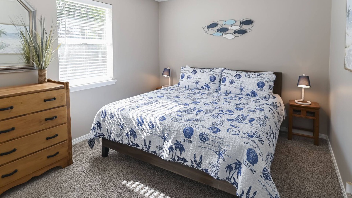 Girvin House | Relax at coastal home. King beds, huge backyard, office minutes to Beach & Mayo