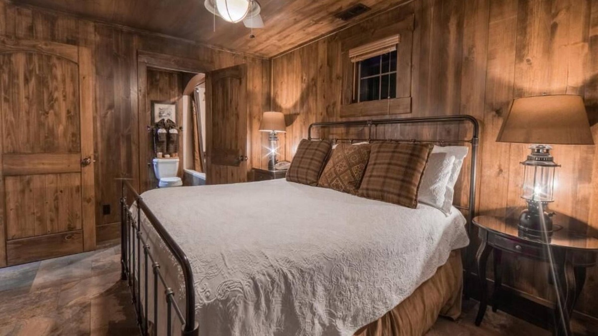 Genoa House | Relax at David Walley's Resort with Free WiFi, fireplaces and upscale amenities.