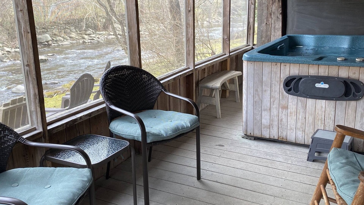 Gatlinburg Cabin | Relax at Granny's River Retreat, Short Walk to Downtown, 2BR