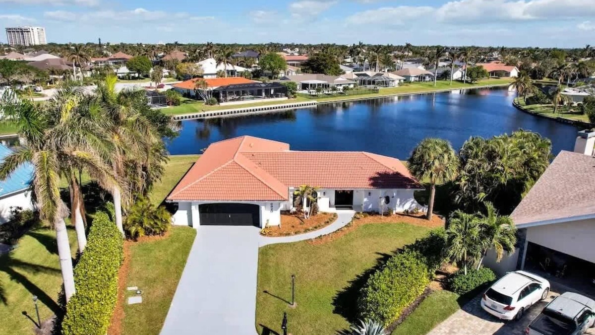 Town and River House | Relax at Lake Breeze – 4BR Fort Myers Getaway