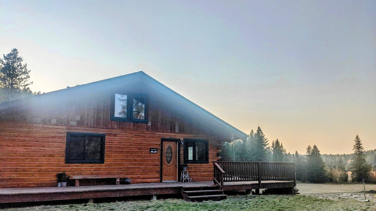 Eureka Cabin | Relax at Larch Lodge! 3 bedroom 2 bath log home on acreage