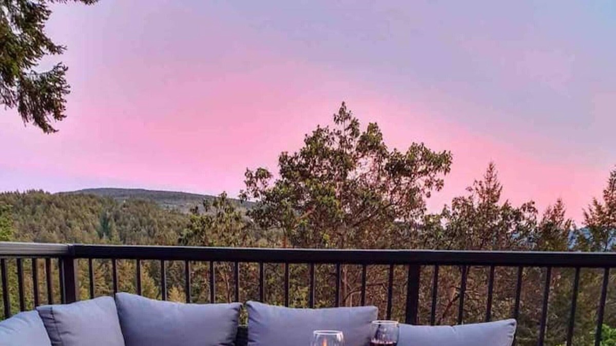 North Cowichan House | Relax at Maple Mountain Hilltop Retreat w/ Hot Tub