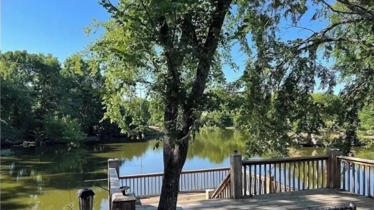 Barling House | Relax at spacious 4 bedroom private lake home in Chaffee Crossing!