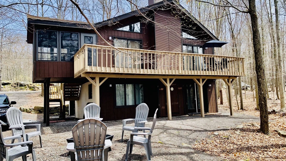 Lake Ariel Ski Chalet | Relax at Sunset View in the Hideout Resort