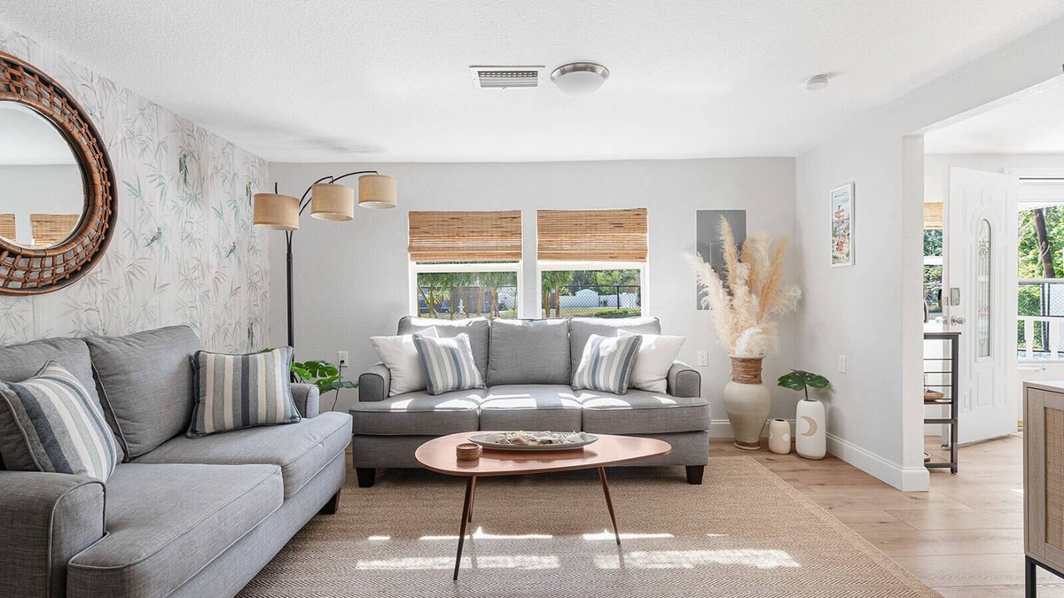Englewood Cottage | Relax at The Bamboo Cottage - Walk to Dearborn St, minutes to local beaches!