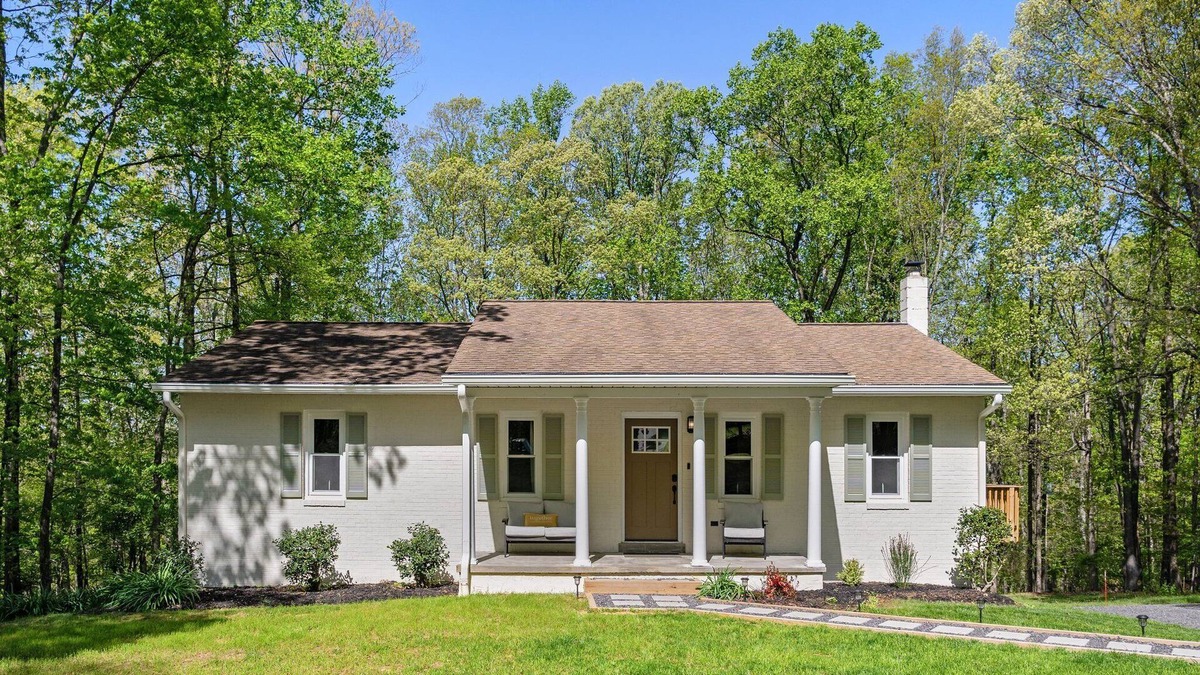 Warrenton House | Relax at the cottage with two private villas for Family Gatherings and Reunions