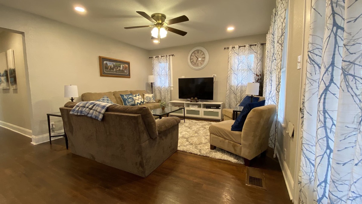 Fort Worth Cultural District House | Relax at the Lonestar Lodge! Close to all the fun in DFW!