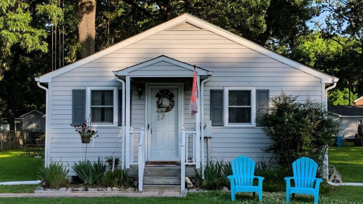 Grimstead Cottage | Relax at the Mystic Seahorse Cottage on Gwynn's Island!