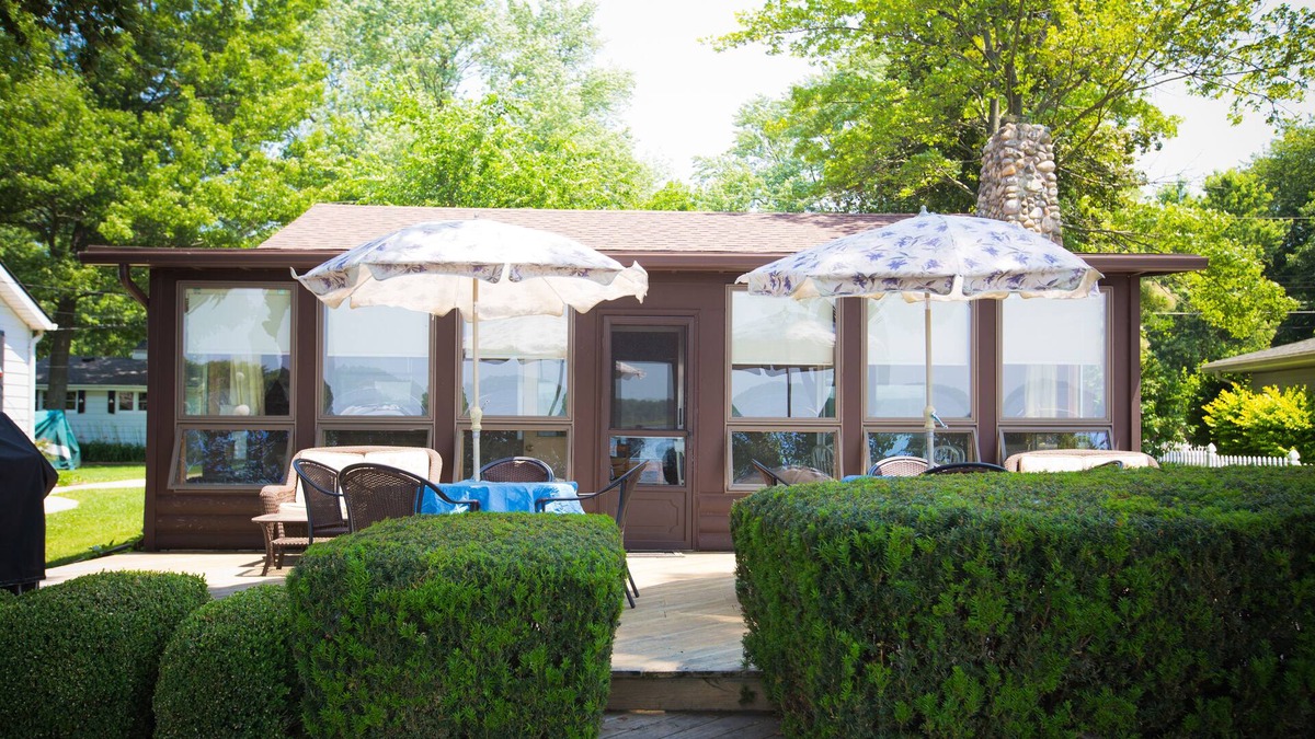 Pinckney House | Relax at this Cozy Lake Front Log Cabin Cedar Interior