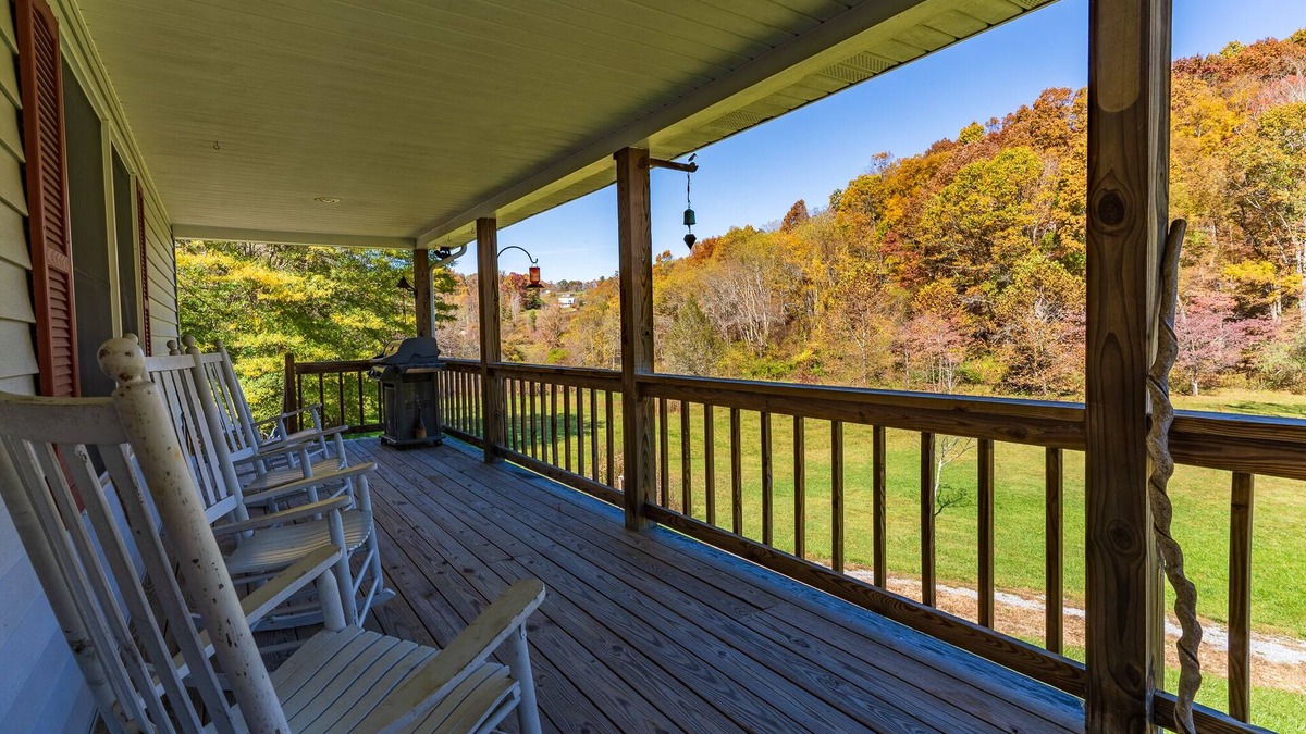 Sparta House | Relax by the Creek with your Family, Enjoy Fire Pit with Beautiful Fall Foliagen