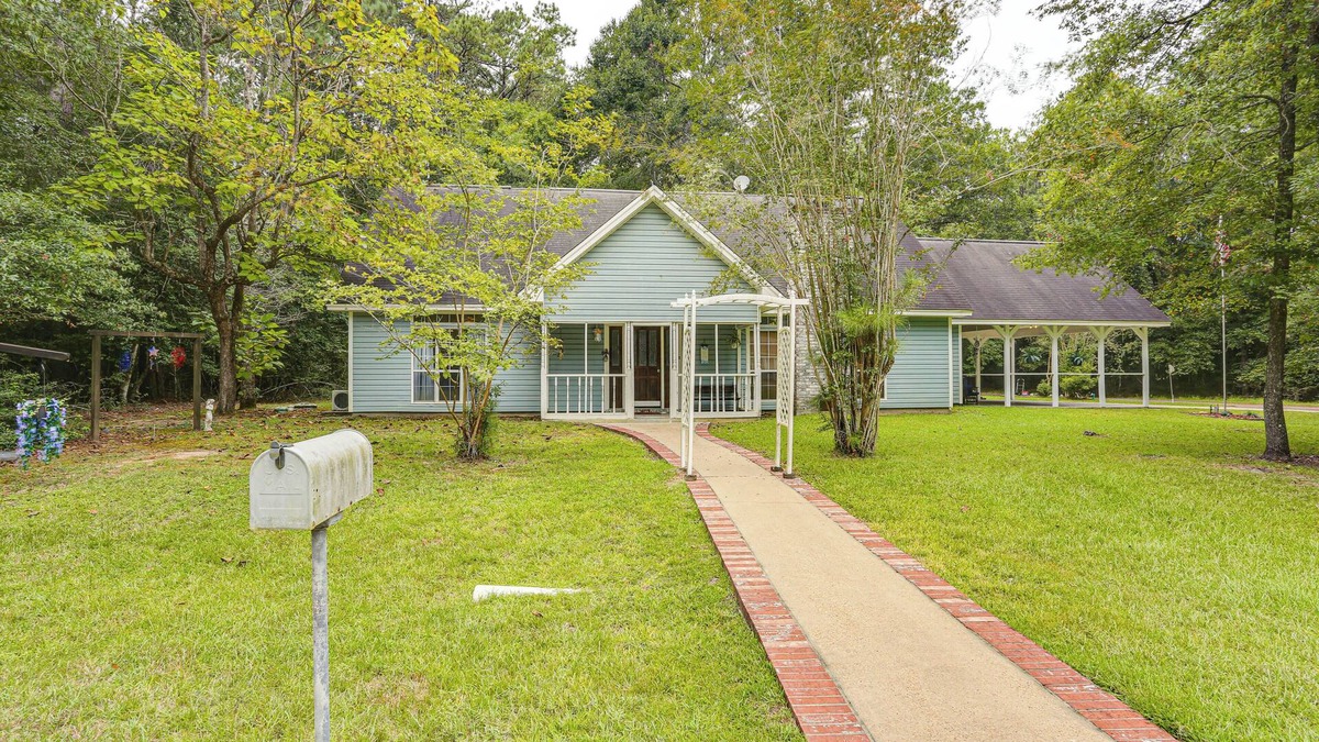 Hillister House | Relax By the Lake: Quiet East Texas Retreat