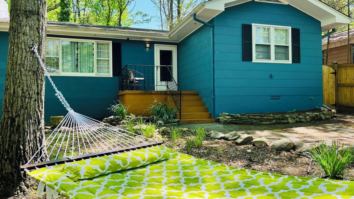 Kabletown House | Relax by the lake, visit wineries & breweries, hiking, biking, water sports