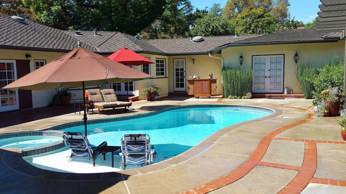 Altadena House | Relax by the Pool at Garden Casa de La Altadena, enjoy the peace by Eaton Canyon