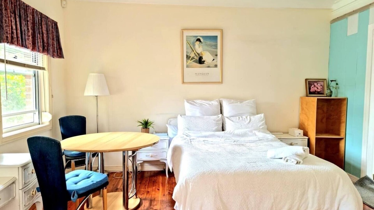 Miranda Apartment | Relax close to city,a studio 10 mins from the beaches and Westfield shopping C.