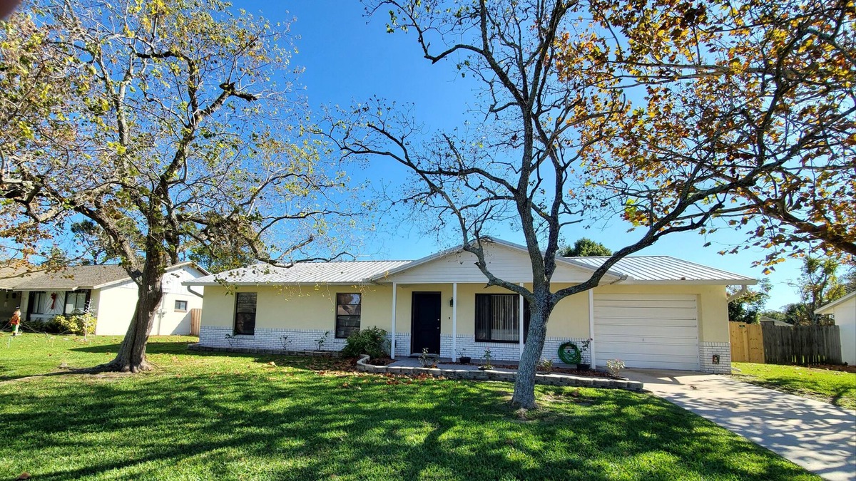 Hidden Lake House | 🌴 Relax & Enjoy Beach Beautiful Private Home. Close to all, Fenced Yard.