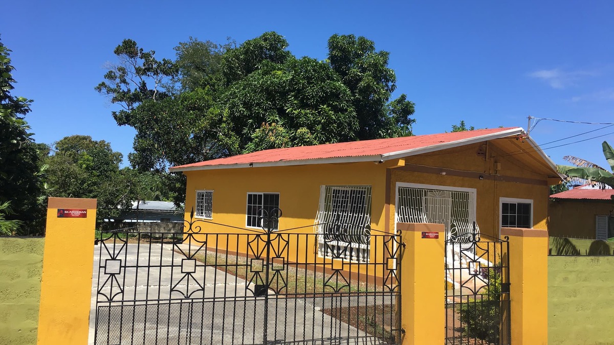 Ocho Rios House | Relax & Enjoy Ocho Rios/AC/Cable/Free WIFI/Hot Water/5 mins drive to the Beach