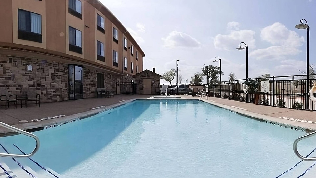 Mineral Wells Hotel | Relax & Explore with Gym, Outdoor Pool, and Nature Just Steps Away