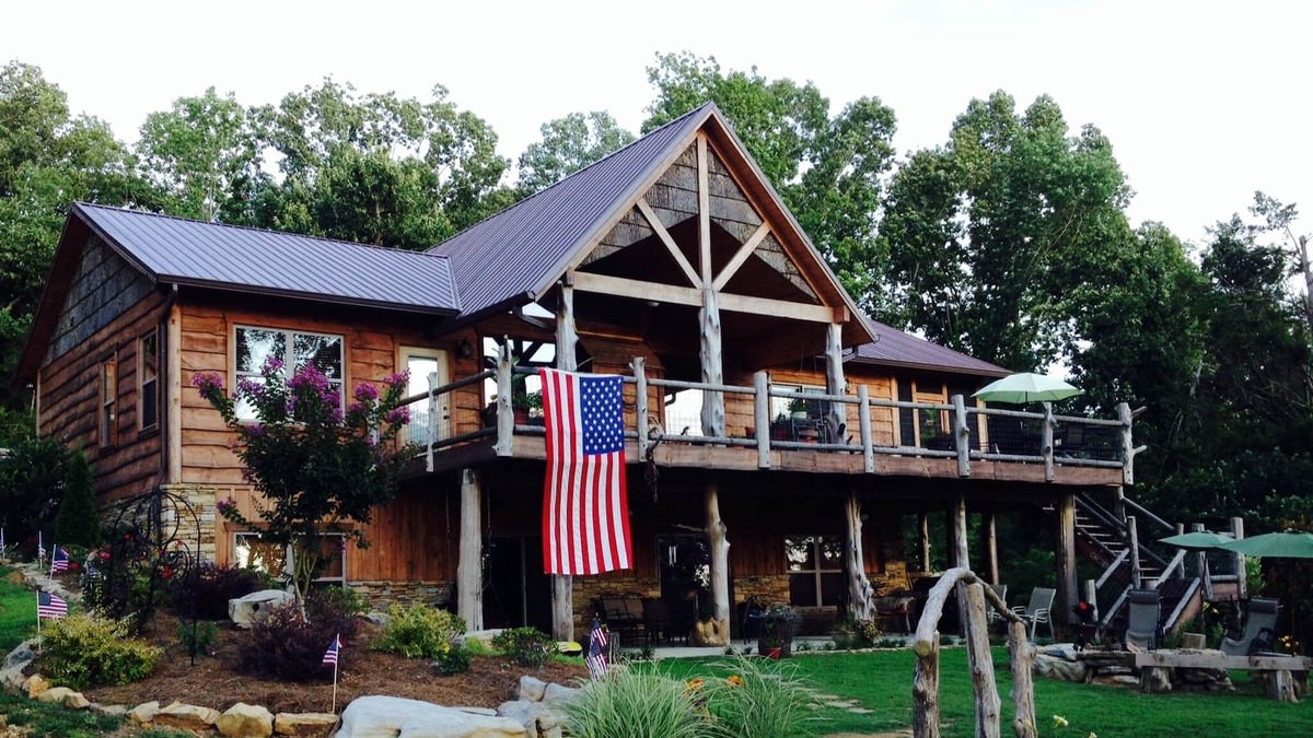 Guntersville Cabin | Relax, Fish, Golf, Shop or just sit by the fire pit and watch the deer walk by.