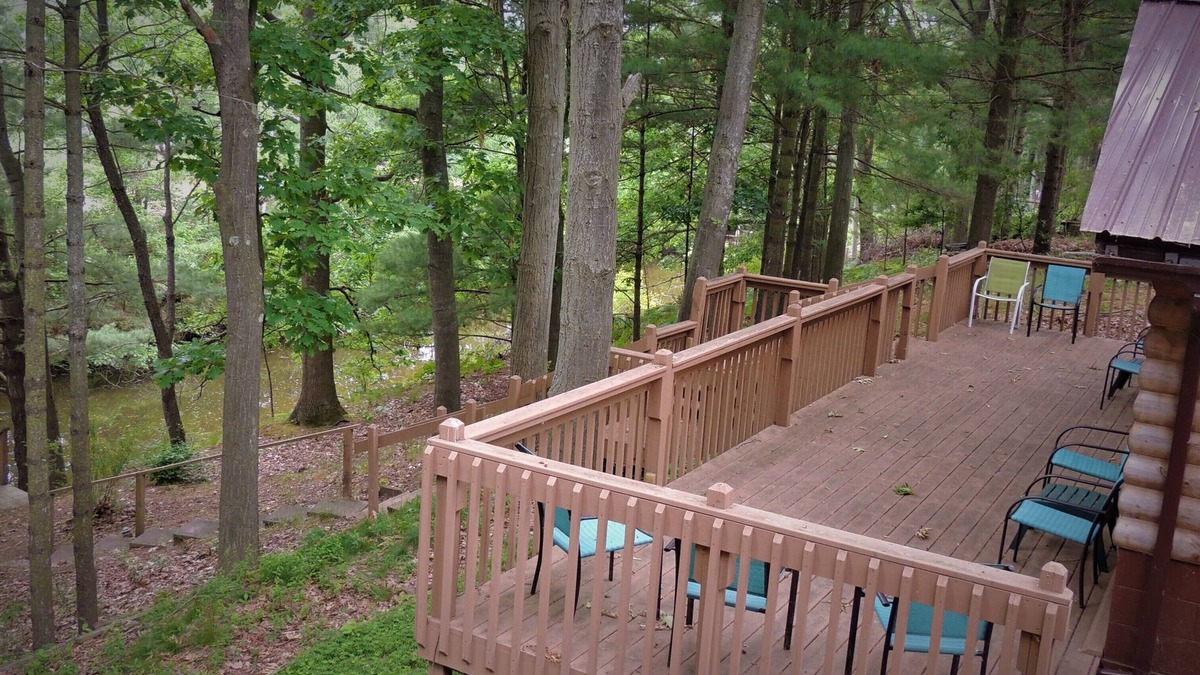 Silver Lake Cottage | RELAX here, deck, AC, assoc. pool & playground, walk to town, on channel, pet OK