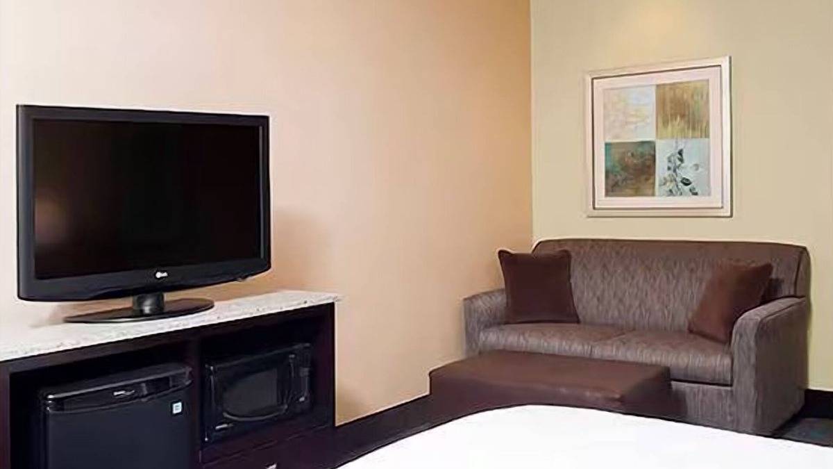 South Bend Hotel | Relax in 2 Rooms with Sofa Bed & Pool Access – Great for Travelers on I-90