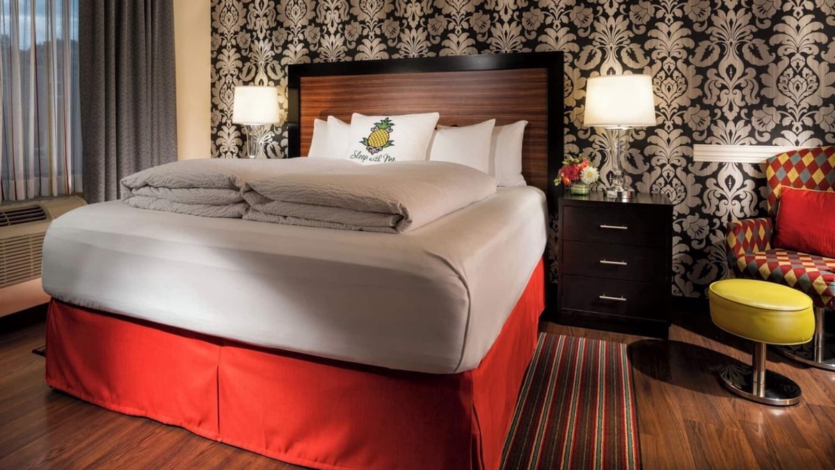 Lower Queen Anne Hotel | Relax in a Cheerful Room w/Cozy Bed Near Seattle's Famous Opera, Indoor Pool