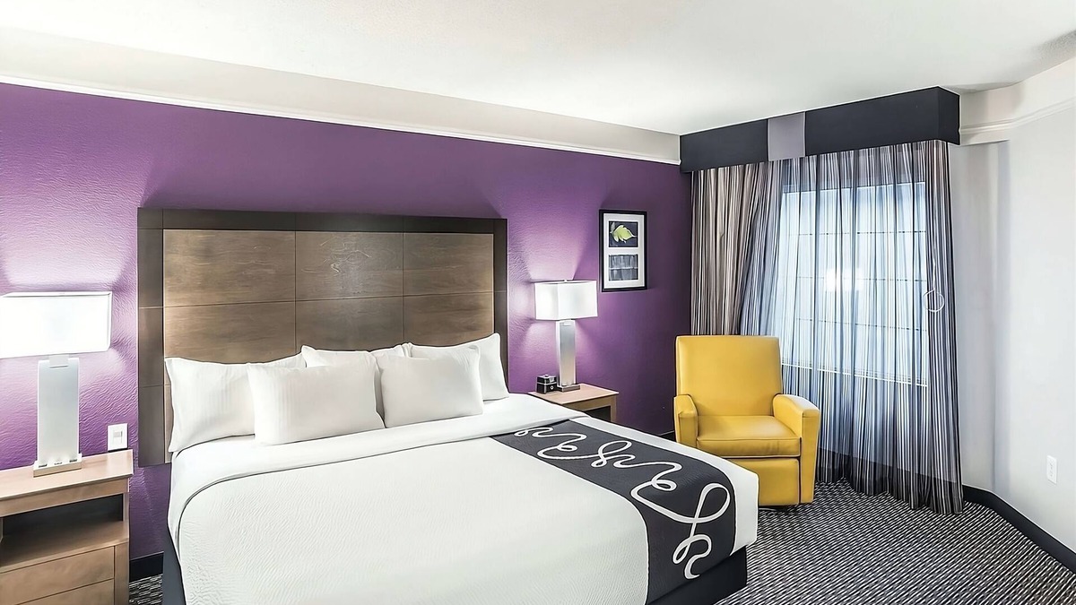 Woodlands Village Hotel | Relax in a Cozy Hotel Room w/Poolside Loungers & Hot Tub Access