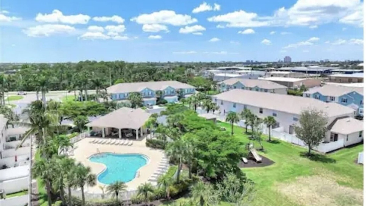 Fort Myers House | Relax in a family friendly, pretty townhome in Ft. Meyers, near golf & beaches.
