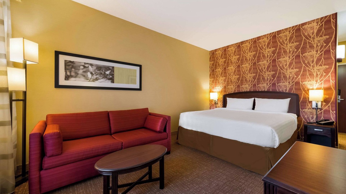 Novi Hotel | Relax in a Spacious Room with Swimming Pool, Perfect for Shoppers & Explorers
