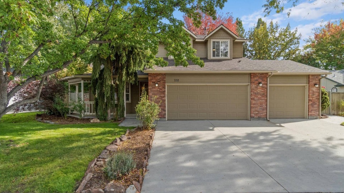 Eagle House | Relax in DOG-Friendly Modern Farmhouse Stye | A Stroll Away from Downtown Eagle! BBQ & Patio!