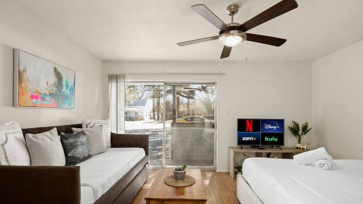 Hyde Park Apartment | Relax in Hyde Park! Parking + Great Location + Tub