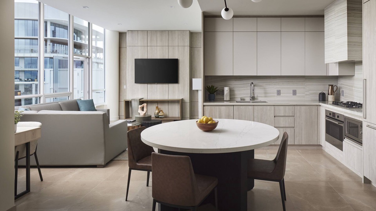 South Lake Union Hotel | Relax in Luxury: Modern Penthouse Oasis with Stunning Seattle City Views