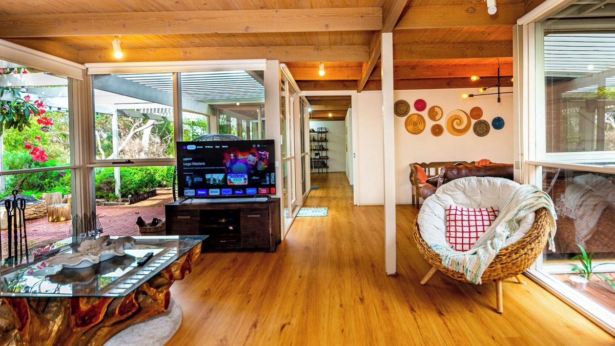 Sunbury House | Relax in nature with 4K cinema room near Air port.
