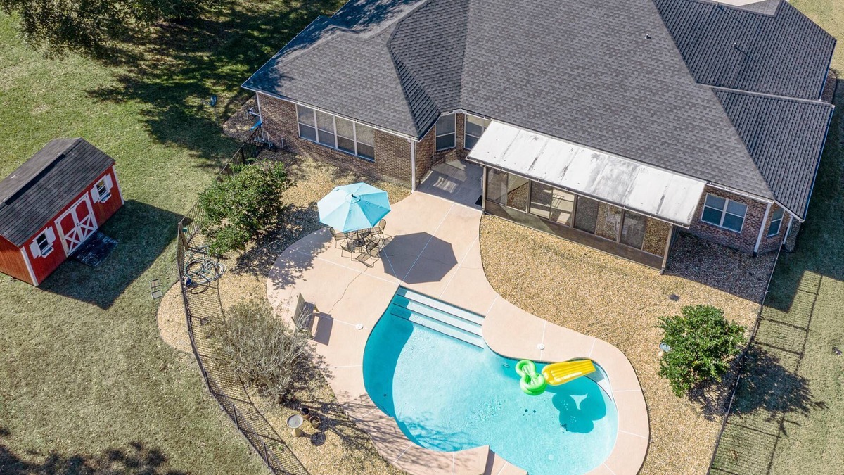 Middleburg House | Relax in our cozy 3 BR home with a spacious master suite with soaking tub, large yard, pool, BBQ