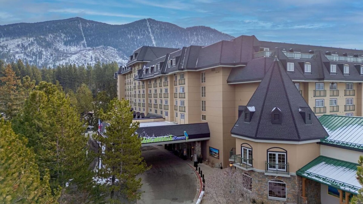 South Lake Tahoe Hotel | Relax in Paradise: Beachy Resort With Ski-In, Ski-Out Lake Tahoe Access