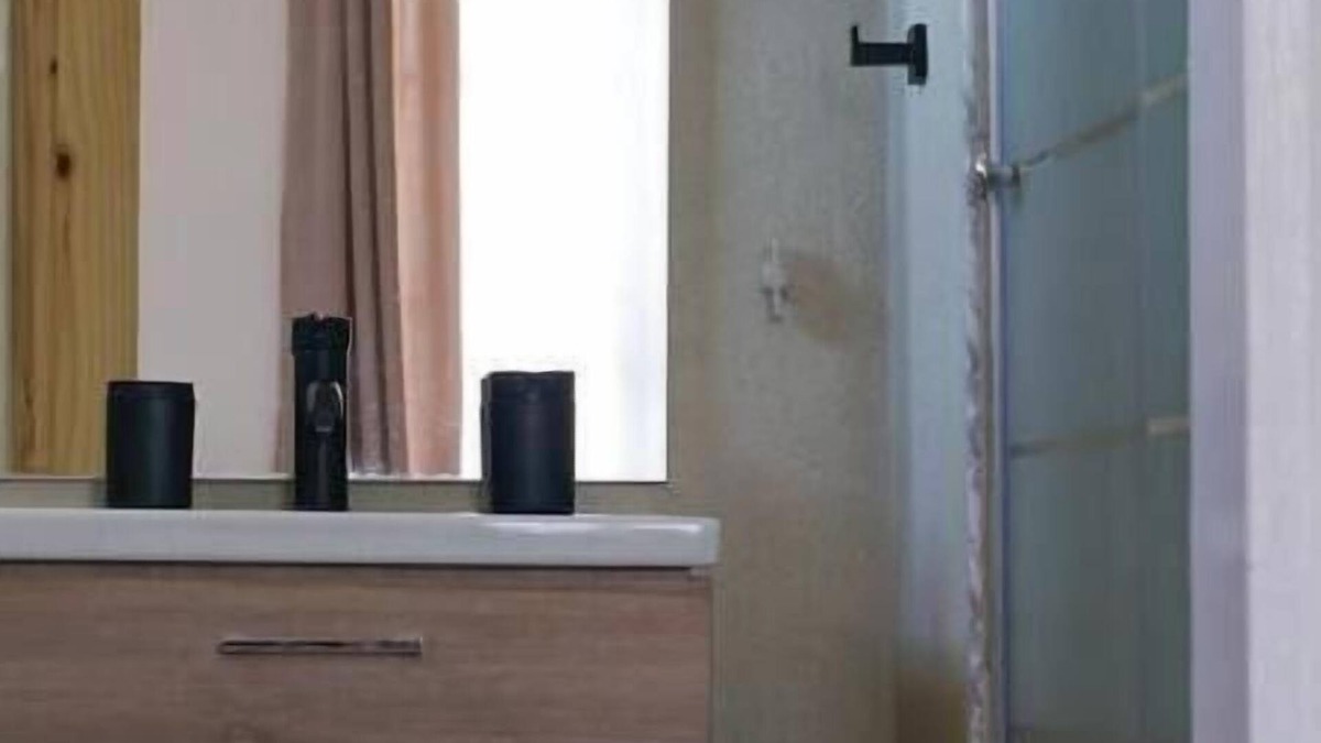 Gall Hill Apartment | Relax in peace and comfort in a 1-bedroom Flat in Christ Church with WiFi, AC