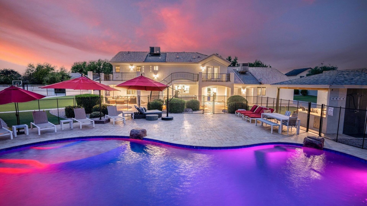 Gilbert Villa | Relax in pet-friendly Gilbert luxury with private pool, spa, and trampoline!