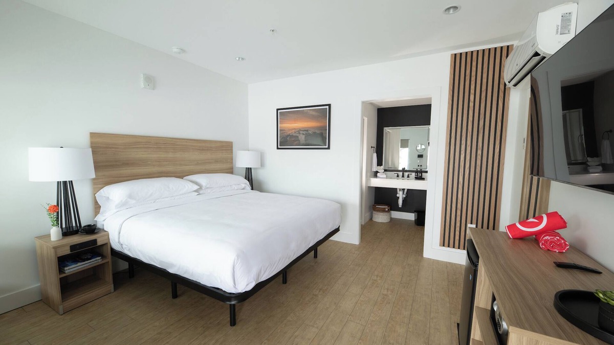Rehoboth Beach Hotel | Relax in Rehoboth Beach with Outdoor Fireplace, Free Weekend Breakfast & Parking